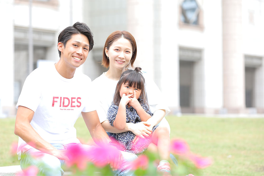 横浜美術館前での家族写真